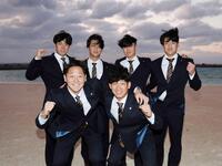 　沖縄の海辺で意気込む（前列右から時計回りに）伊原、木下、石黒、井坪、山田、高寺（撮影・田中太一）