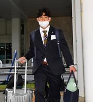 　沖縄入りした伊原（撮影・中田匡峻）