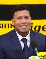 　入団会見に臨むアルナエス（撮影・立川洋一郎）