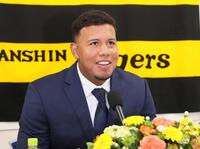 　入団会見に臨むアルナエス（撮影・立川洋一郎）