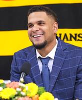 　入団会見に臨むヘルナンデス（撮影・立川洋一郎）