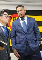 　入団会見後の取材に応じるヘルナンデス（撮影・立川洋一郎）