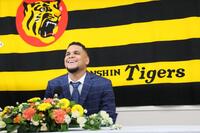 　入団会見に臨むヘルナンデス（撮影・立川洋一郎）