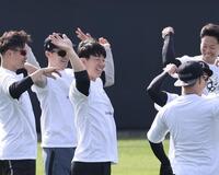 　笑顔でウォーミングアップをする畠（撮影・田中太一）