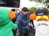 　球場入りする畠（撮影・中田匡峻）