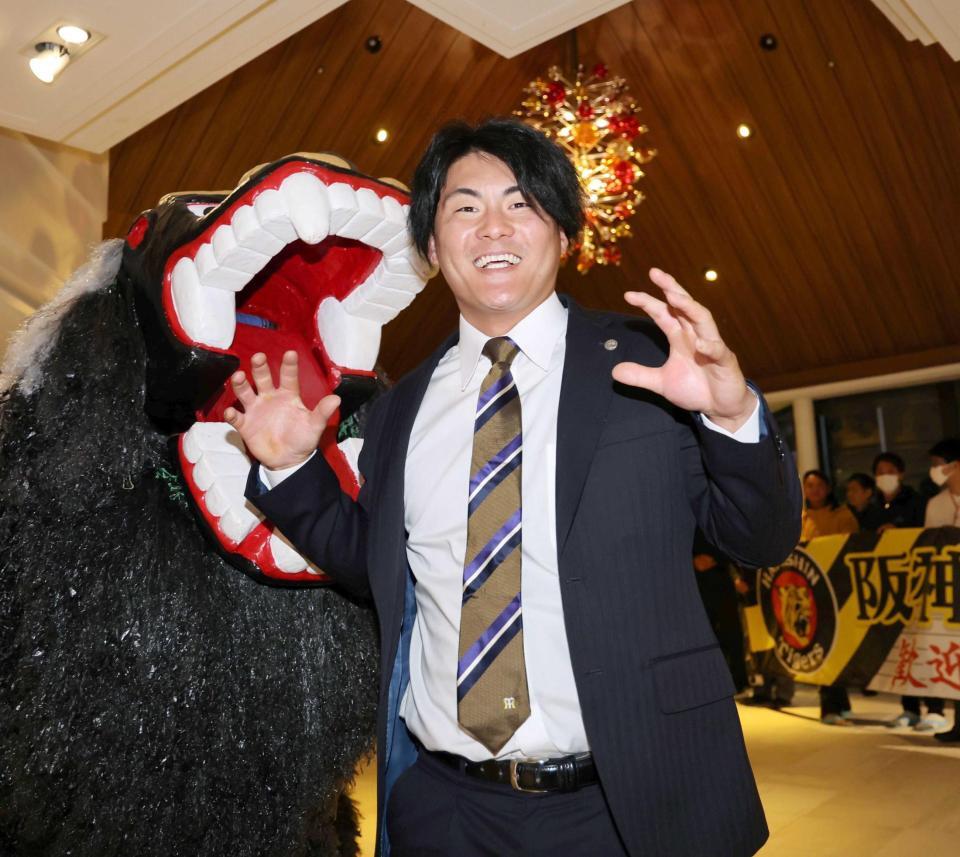 　獅子舞から歓迎を受ける前川（撮影・田中太一）