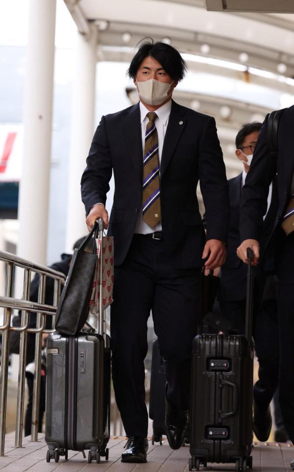 　沖縄入りした前川（撮影・中田匡峻）