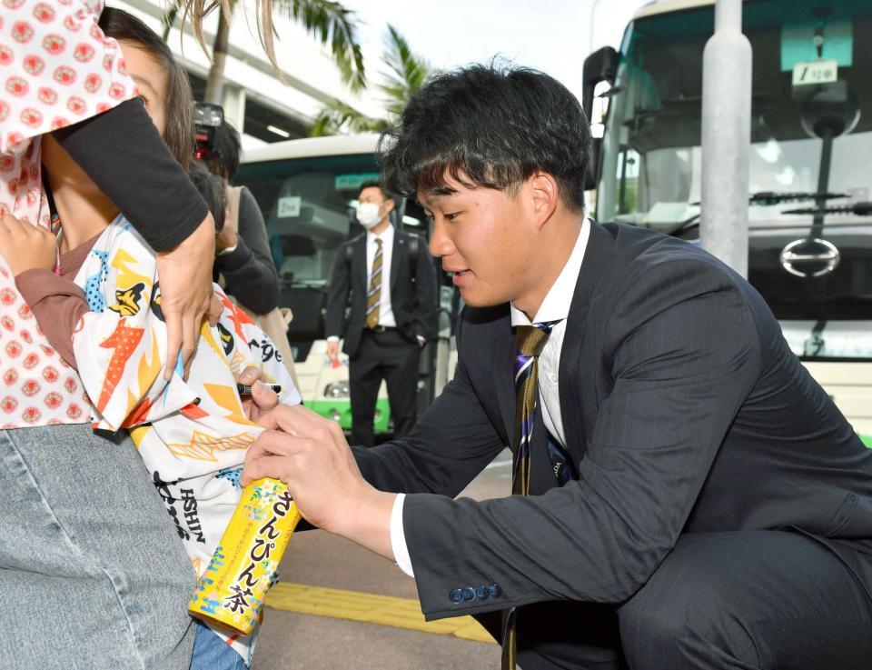 　沖縄入りし、子どもにサインをする森下（撮影・中田匡峻）