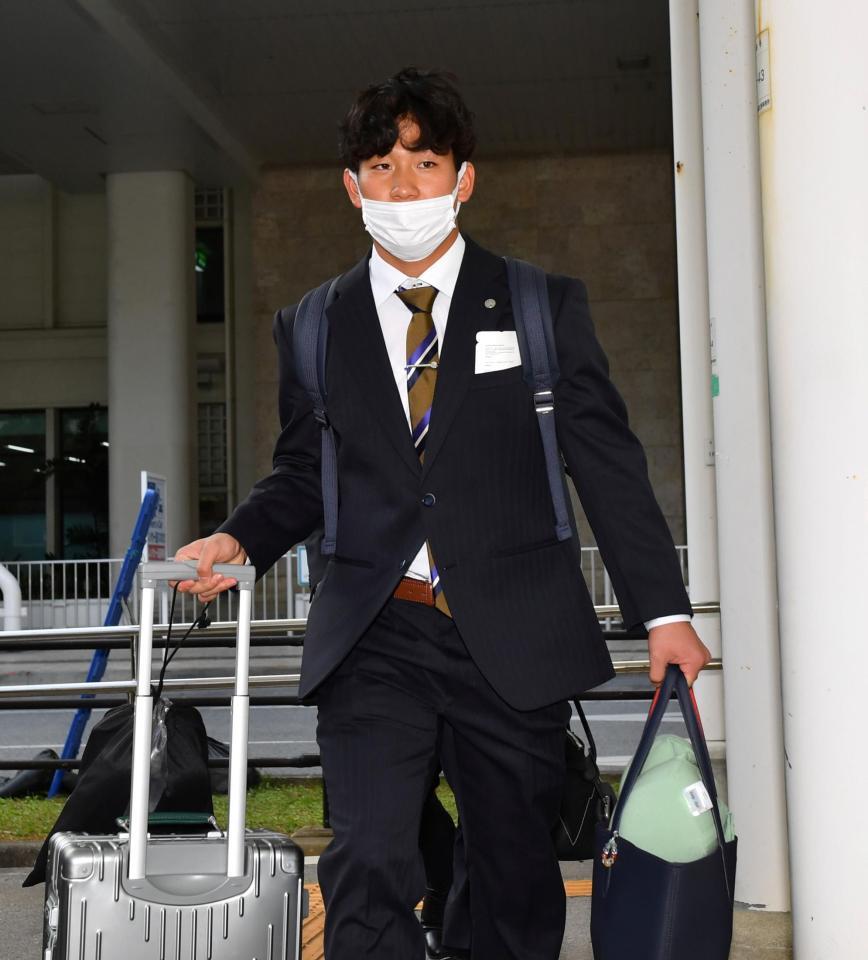 　沖縄入りした伊原（撮影・中田匡峻）