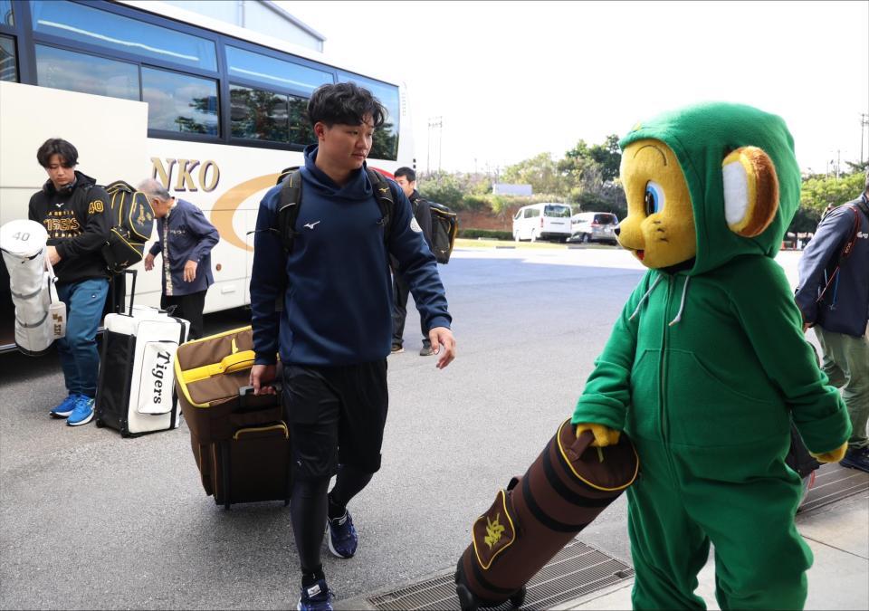 　球場入りする森下（撮影・中田匡峻）