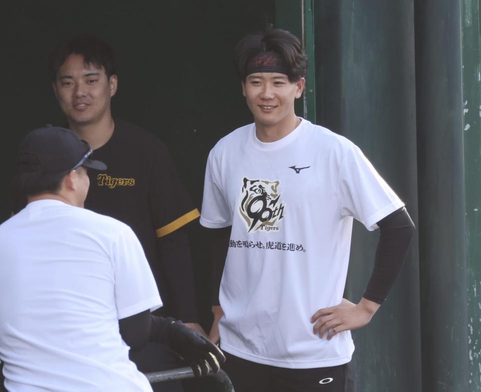 　今年のスローガンがプリントされたＴシャツを着て笑顔を見せる山田（撮影・田中太一）