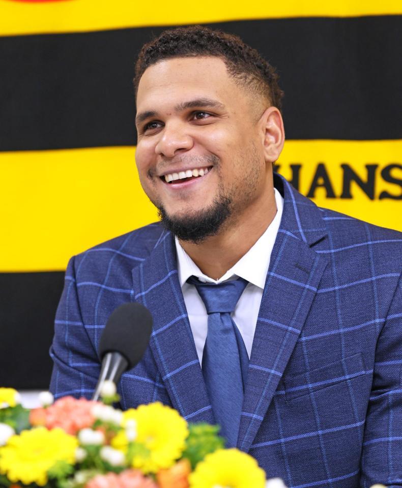 　入団会見に臨むヘルナンデス（撮影・立川洋一郎）