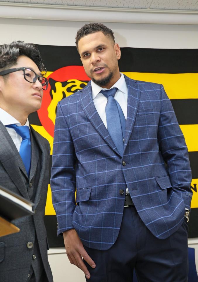 　入団会見後の取材に応じるヘルナンデス（撮影・立川洋一郎）