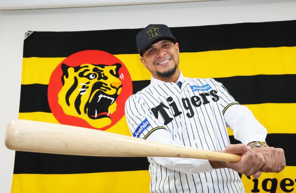 　入団会見を終えてシーズンでの活躍を誓うヘルナンデス（撮影・立川洋一郎）