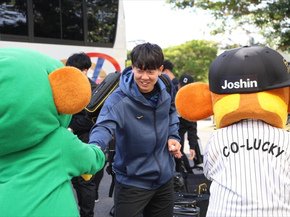 　球場入りする畠（撮影・中田匡峻）