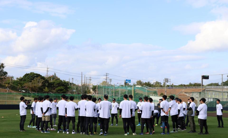 　青空の下、先乗り合同自主トレをスタートした阪神ナイン（撮影・中田匡峻）