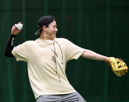 　新しいグラブで守備ノックを受ける木浪（撮影・田中太一）