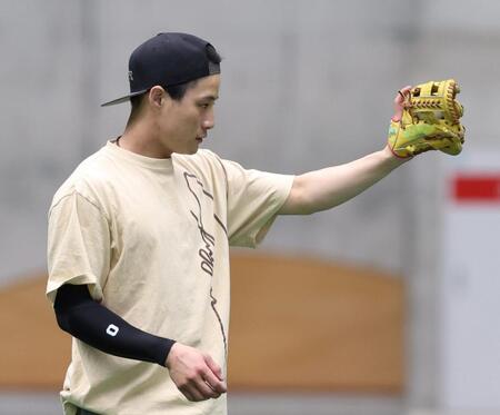 　黄色のグローブでキャッチボールをする木浪（撮影・中田匡峻）