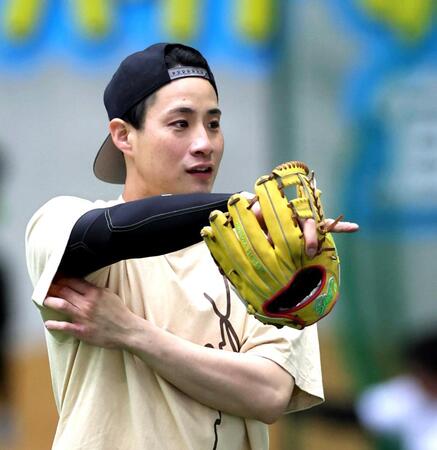 　新しいグラブで守備練習をする木浪（撮影・田中太一）