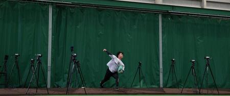 　マーカレス・モーションキャプチャーが設置される中、投球練習をする村上（撮影・中田匡峻）