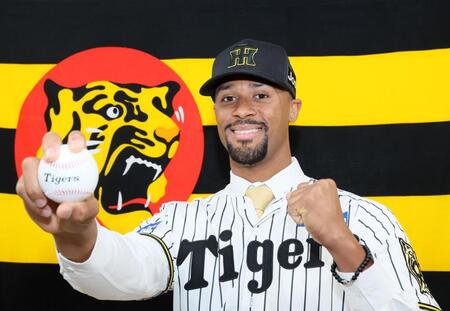 入団会見を終えて気合を見せるデュプランティエ（撮影・立川洋一郎）