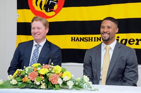 入団会見に臨むデュプランティエ（右）とネルソン（撮影・立川洋一郎）