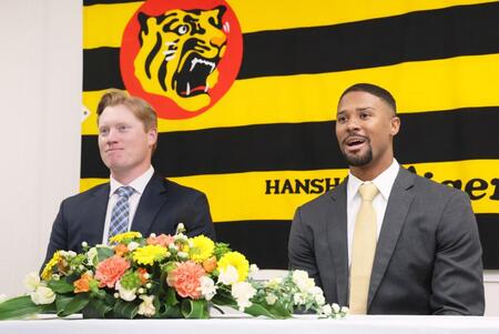 入団会見に臨むデュプランティエ（右）とネルソン（撮影・立川洋一郎）