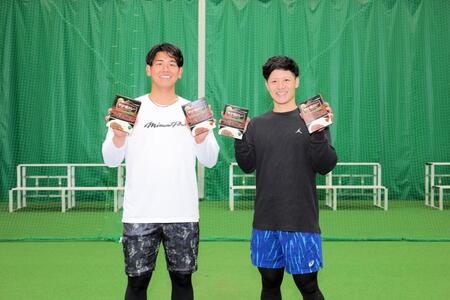 　甲子園カレーを寄贈した坂本（右）と岡留