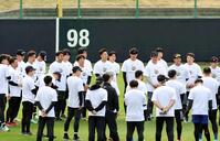 　練習前、円陣を組む阪神ナイン（撮影・田中太一）