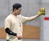 　黄色のグローブでキャッチボールをする木浪（撮影・中田匡峻）