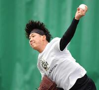 　ブルペンで投球練習をする伊原
