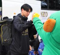 　球場入りし、キー太とタッチを交わす及川（撮影・中田匡峻）