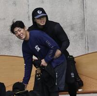 先乗り組に合流した佐藤輝（右）は豊田に抱きつきながらあいさつ（撮影・田中太一）