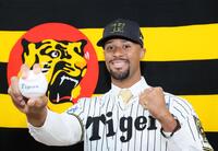 入団会見を終えて気合を見せるデュプランティエ（撮影・立川洋一郎）