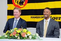 入団会見に臨むデュプランティエ（右）とネルソン（撮影・立川洋一郎）