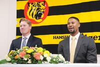 入団会見に臨むデュプランティエ（右）とネルソン（撮影・立川洋一郎）