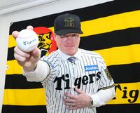 入団会見を終え活躍を誓うネルソン（撮影・立川洋一郎）