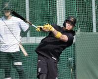 　打撃練習をする佐藤輝（撮影・田中太一）