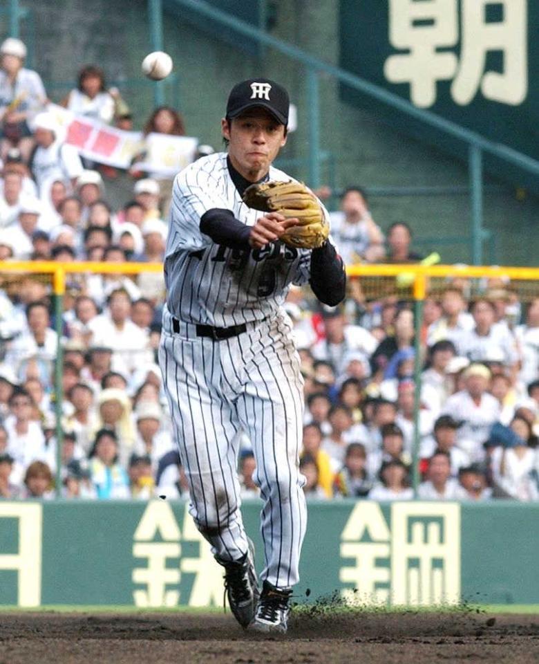 　軽快な守備を見せる藤本＝２００３年９月１５日