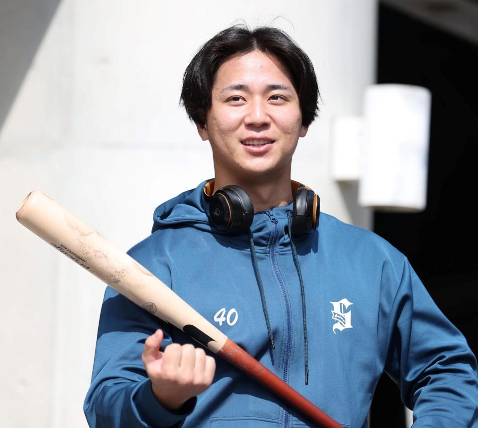 　練習を終え、取材に応じる井坪（撮影・中田匡峻）