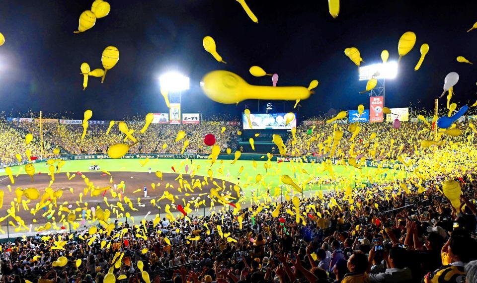 　勝利を信じて舞い上がるジェット風船＝２０１９年９月