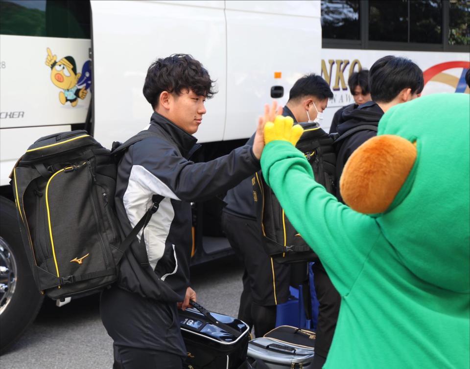 　球場入りする伊原（撮影・中田匡峻）