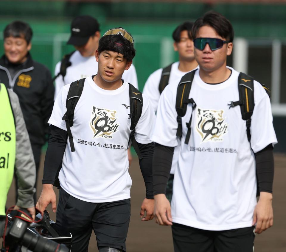 　グラウンド入りする伊原（左）と村上（撮影・中田匡峻）