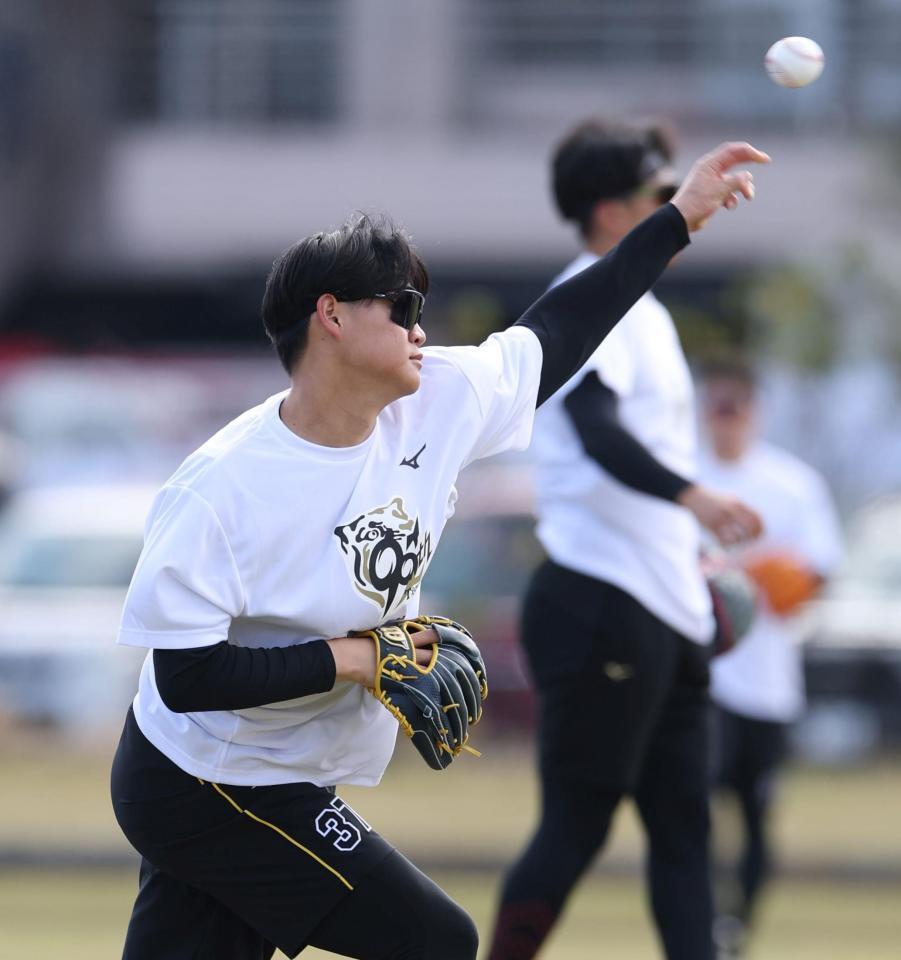 　キャッチボールをする及川（撮影・中田匡峻）