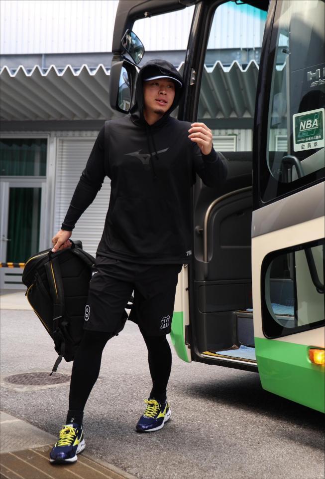 　球場入りする佐藤輝（撮影・中田匡峻）