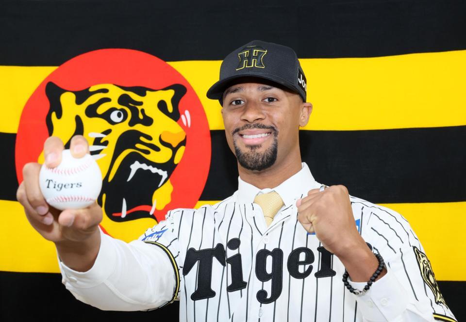 入団会見を終えて気合を見せるデュプランティエ（撮影・立川洋一郎）