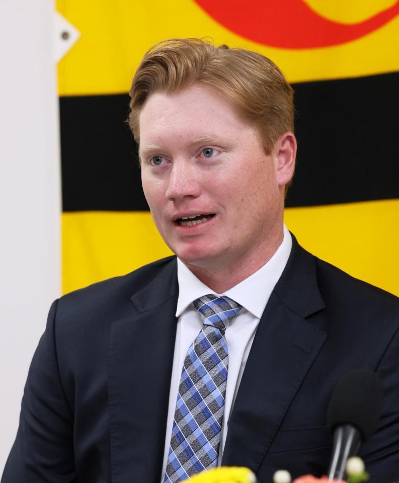 入団会見に臨むネルソン（撮影・立川洋一郎）