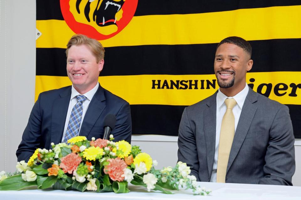 入団会見に臨むデュプランティエ（右）とネルソン（撮影・立川洋一郎）