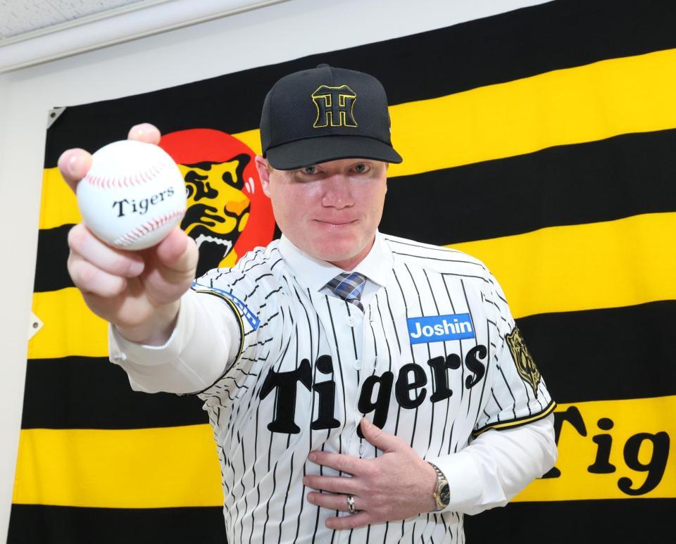 入団会見を終え活躍を誓うネルソン（撮影・立川洋一郎）