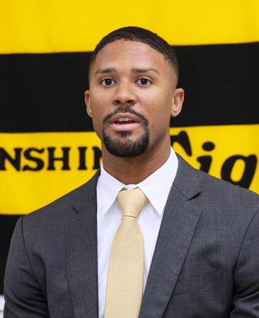 　入団会見に臨むデュプランティエ（撮影・立川洋一郎）